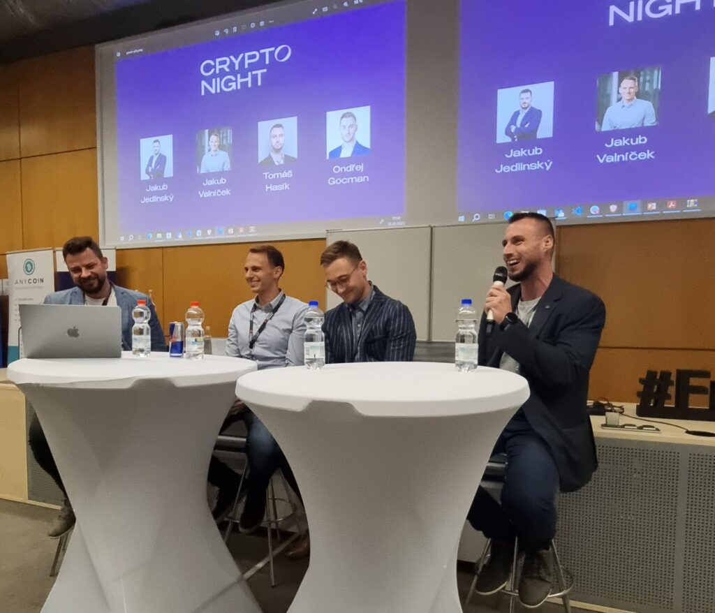 omáš Hasík jako jeden ze spíkrů na diskuzním panelu brněnské konference Cryptonight 