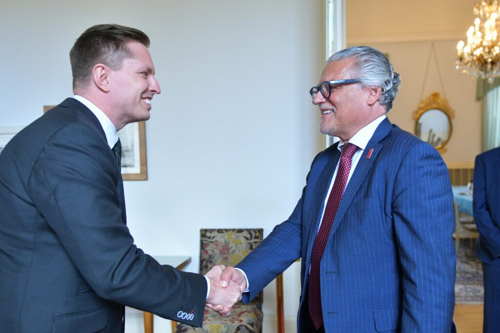 ředitel strategického rozvoje ZRIA Petr Kubíček a vrchní ředitel Sekce ekonomicko-vědecké diplomacie a rozvojové spolupráce MZV ČR Tomáš Kuchta